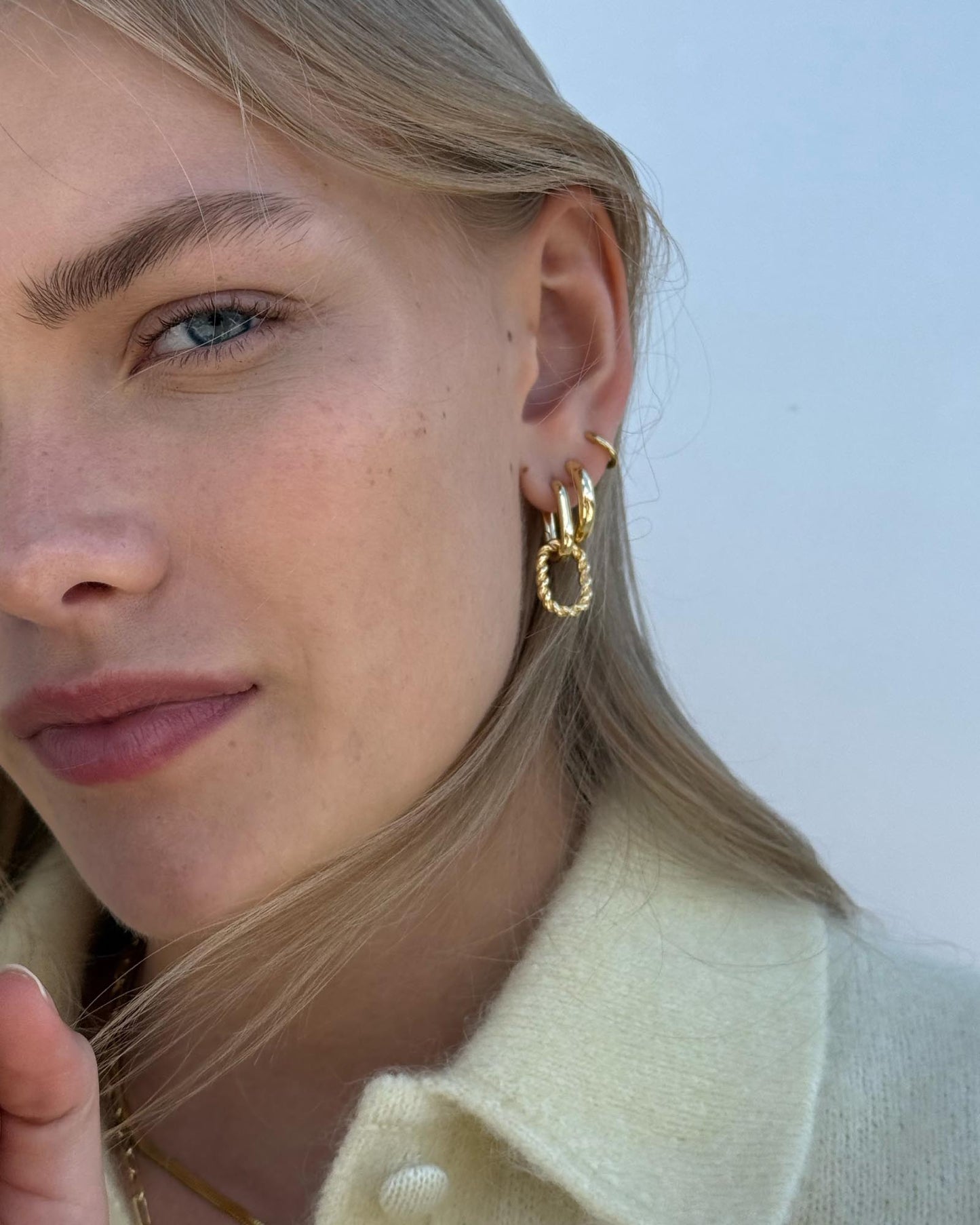 Chunky yet chic, these gold hoop earrings plated in 14k gold feature a shiny polished finish that adds an effortlessly elevated touch to any earring stack.