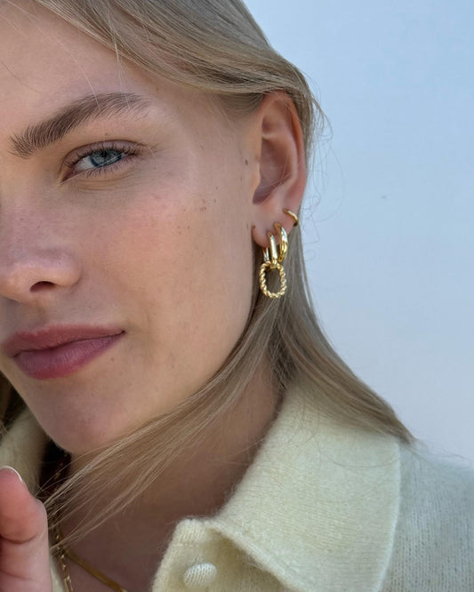 Chunky yet chic, these gold hoop earrings plated in 14k gold feature a shiny polished finish that adds an effortlessly elevated touch to any earring stack.