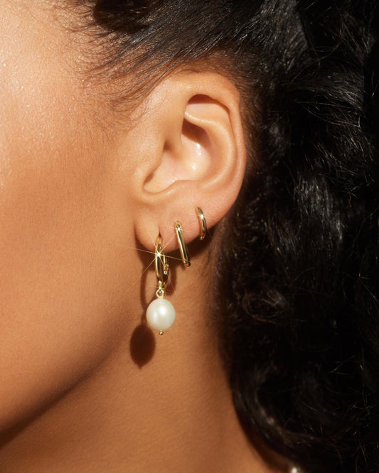 Meet our pearl hoops — a bigger, bolder version of our best-selling Frida earrings. Enhance your elegance & your look with these understated pearl hoop earrings